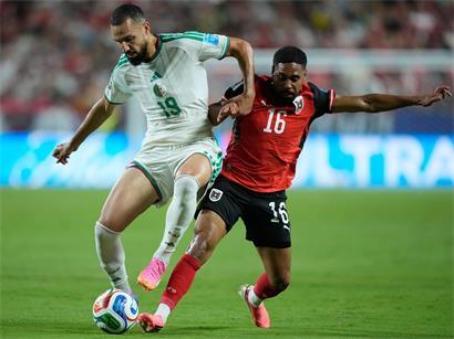 Nabil Bentaleb und Phillip Mwene im Zweikampf um den Ball im Fußballspiel