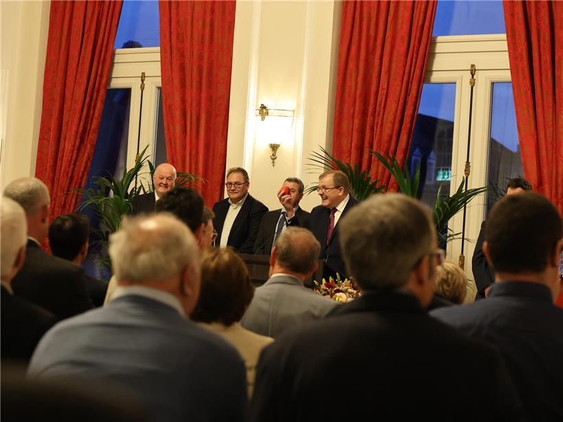 Jean-Claude Muller spricht leidenschaftlich über die Bedeutung des Apfels in seiner Rede auf der Bühne