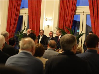 Jean-Claude Muller spricht leidenschaftlich über die Bedeutung des Apfels in seiner Rede auf der Bühne