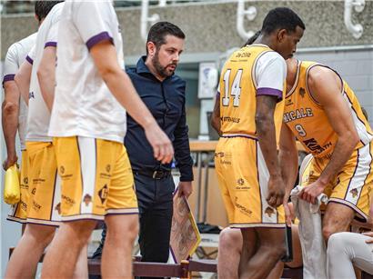 Mann mit verwaschener Kleidung und verschwommenem Gesicht, symbolisch für einen intensiven Auftritt mit bleibenden Spuren