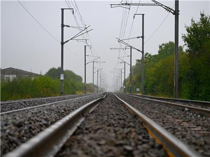 Zug auf Gleisen steht still wegen bundesweiter Bahnstreik-Unterbrechung im gesamten Schienennetz