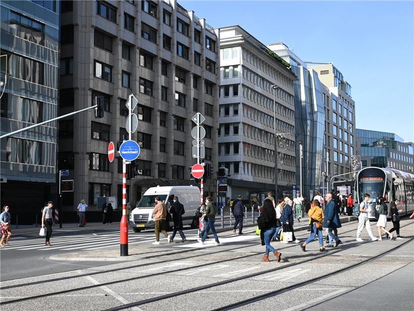 Bankenplatz mit modernen Bürogebäuden symbolisiert über 26.280 Arbeitsplätze in der Finanzbranche in Deutschland