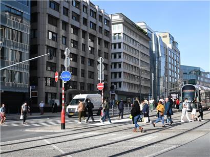 Bankenplatz mit modernen Bürogebäuden symbolisiert über 26.280 Arbeitsplätze in der Finanzbranche in Deutschland