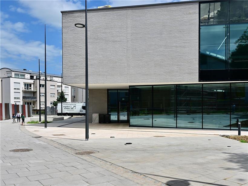 Neubau der Musikschule in Petingen mit hohen Baukosten für die Gemeinde sichtbar im Rohbau