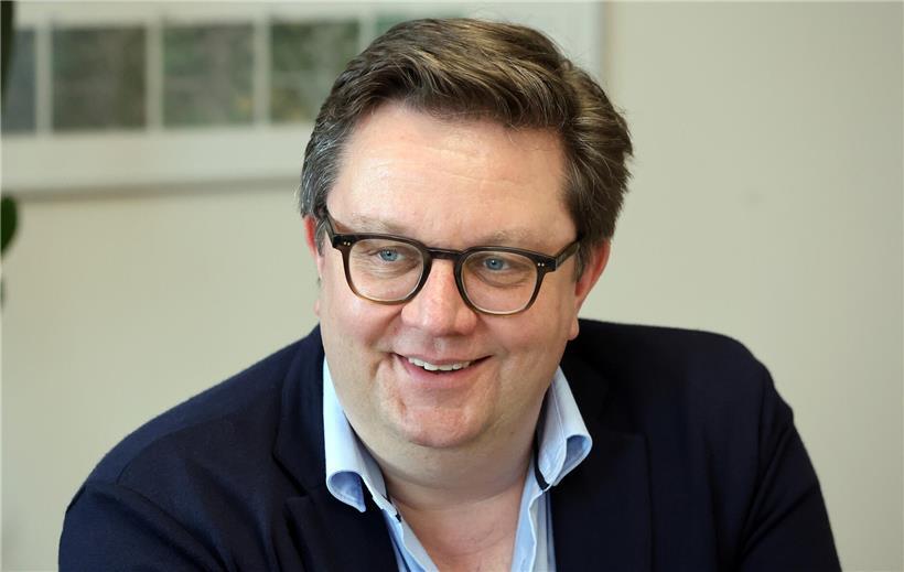 Biwer Bürgermeister blickt optimistisch nach vorn, symbolisiert Zuversicht und positive Entwicklung der Gemeinde