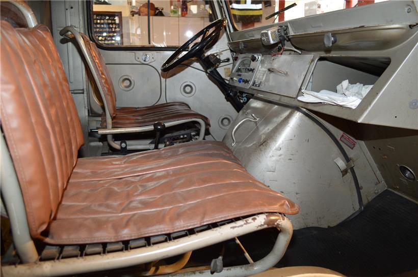Geschichte und Geschichten: So funktionierte das Rettungswesen früher Blick in die minimalistische Fahrerkabine des legendären Citroën HY Lieferwagens mit Retro-Design und einfacher Ausstattung