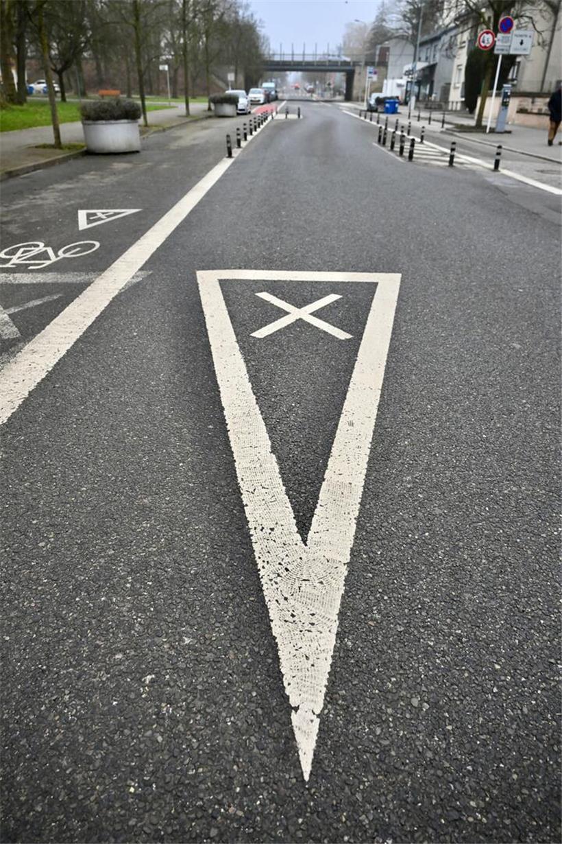 Boulevard Pierre Dupong in Esch als Vorbild für sichere Schulstraßen mit Fußgängern und Fahrradwegen