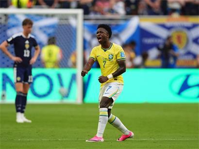 Der Brasilianer Vinicius Junior feiert sein Tor zum 0:1