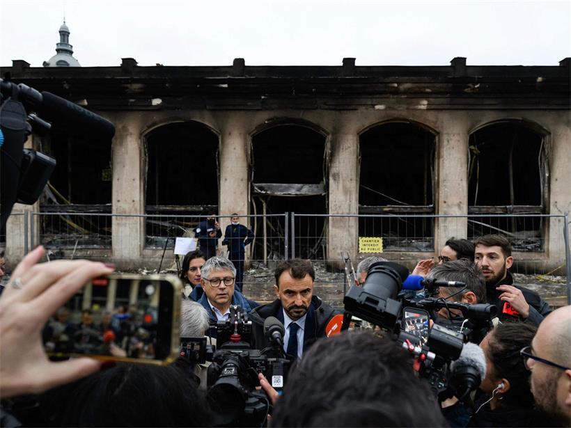 Der Bürgermeister von Lyon vor dem niedergebrannten Tourismusbüro seiner Stadt