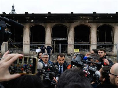 Der Bürgermeister von Lyon vor dem niedergebrannten Tourismusbüro seiner Stadt