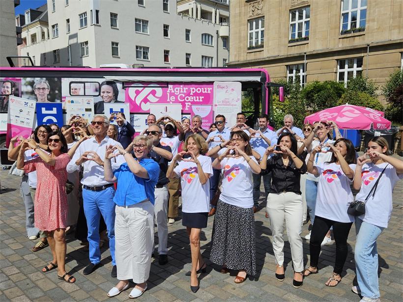 Einweihung des „Bus du cœur des femmes“ am Escher Rathausplatz an einem sonnigen Mittwoch
