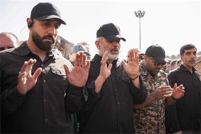 Der Chef der iranischen Revolutionsgarden, Ahmad Vahidi (2.v.l.), im Gebet für den getöteten Obersten Führer Ayatollah Ali Chamenei. Die Revolutionsgarden geben zunehmend den Ton an
