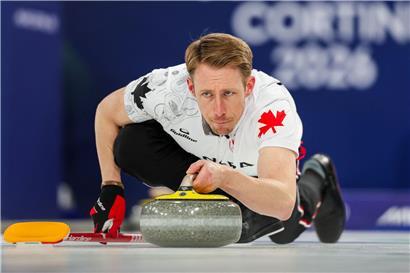 Marc Kennedy beim spannenden Double-Touch im Curling, zeigt präzises Technik-Highlight beim Wettkampf