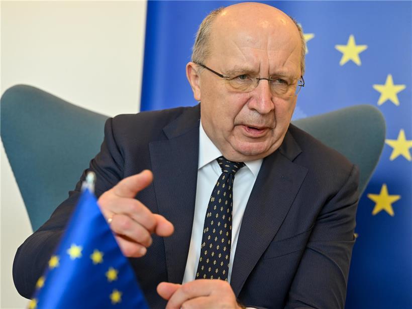 EU-Verteidigungskommissar Andrius Kubilius bei einer Rede vor europäischem Hintergrund