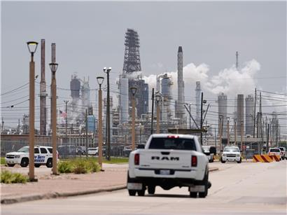 ExxonMobil Raffinerie in Baytown, USA, Symbol für fossile Energieriesen und deren Einfluss auf europäische Politik
