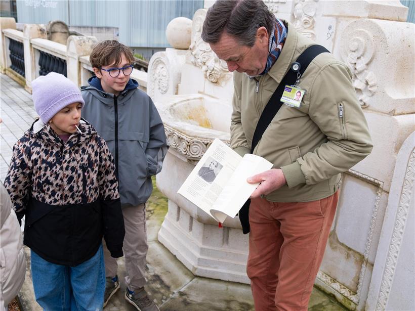 Fuchsfigur am Michel-Lentz-Brunnen, inspiriert vom literarischen Werk „Renert“, detailreich und historisch gestaltet