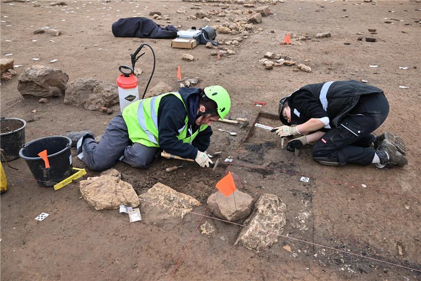 Fund einer prähistorischen Siedlung bei präventiver Archäologie vor Bauarbeiten zum Schutz kulturellen Erbes