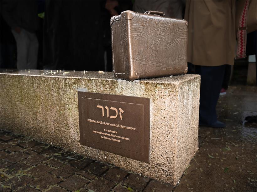 Der Gedenkspaziergang endet am Denkmal nahe der ehemaligen Escher Synagoge