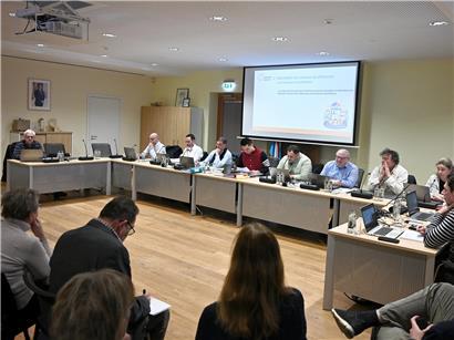 Gemeinderat Contern in Sitzung, umgeben von interessierten Bürgern bei öffentlicher Ratsversammlung