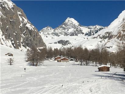 Großglockner Berg in Österreich mit schneebedecktem Gipfel und klarem blauem Himmel, höchster Berg mit 3.798 Metern