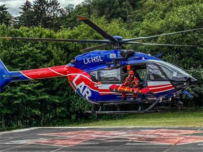 Der Hubschrauber landet nahe der Klinik