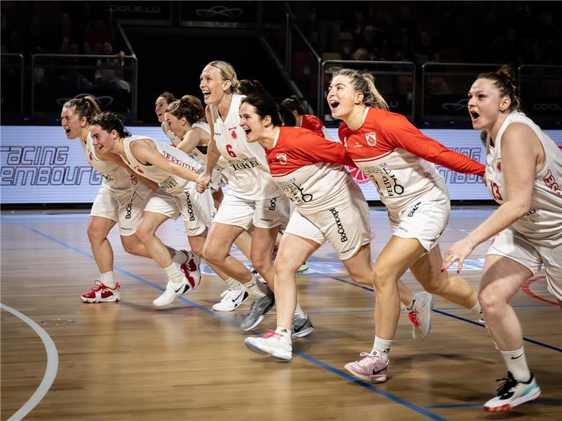 Jubelnde Racing-Fans am Freitagabend feiern ausgelassen den Sieg ihres Teams im Stadion