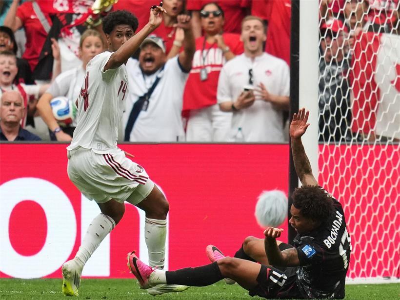 Tajon Buchanan foult Homam Ahmed, der Spieler aus Katar erhält die Rote Karte im Fußballspiel