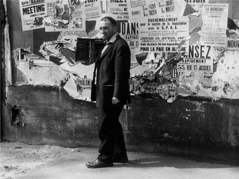 Der Künstler Raymond Hains war unter anderem für seine Beteiligung an der „Décollage“-Bewegung bekannt