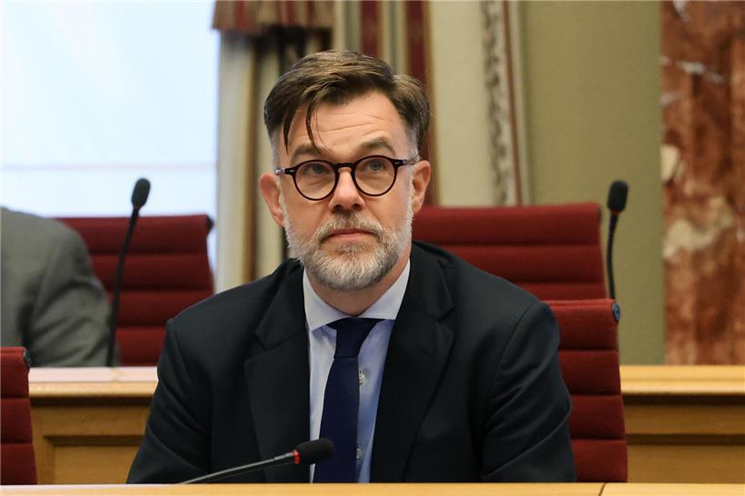 Franz Fayot, LSAP-Abgeordneter, spricht bei politischer Veranstaltung in Luxemburg