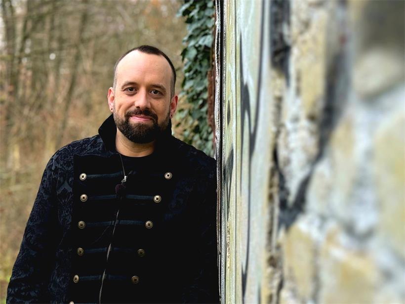 Der Luxemburger Jeff Mannes arbeitet als Stadtführer in Berlin. Die Touren drehen sich um Berlins ausgefallenes Nachtleben und die queere Kultur in der deutschen Hauptstadt.
