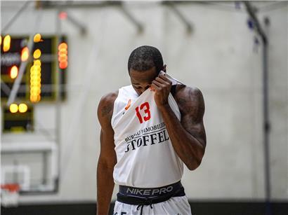 Antonio Bivins konzentriert während eines Basketballspiels, dominanter Spieler prägt das Spielgeschehen