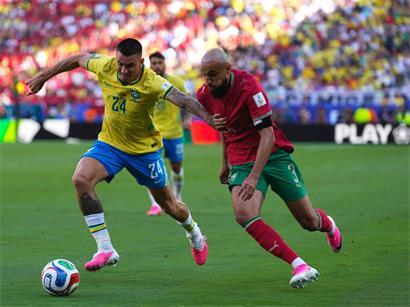 Der Marokkaner Noussair Mazraoui (r) kämpft mit dem Brasilianer Roger Ibanez (24) um den Ball