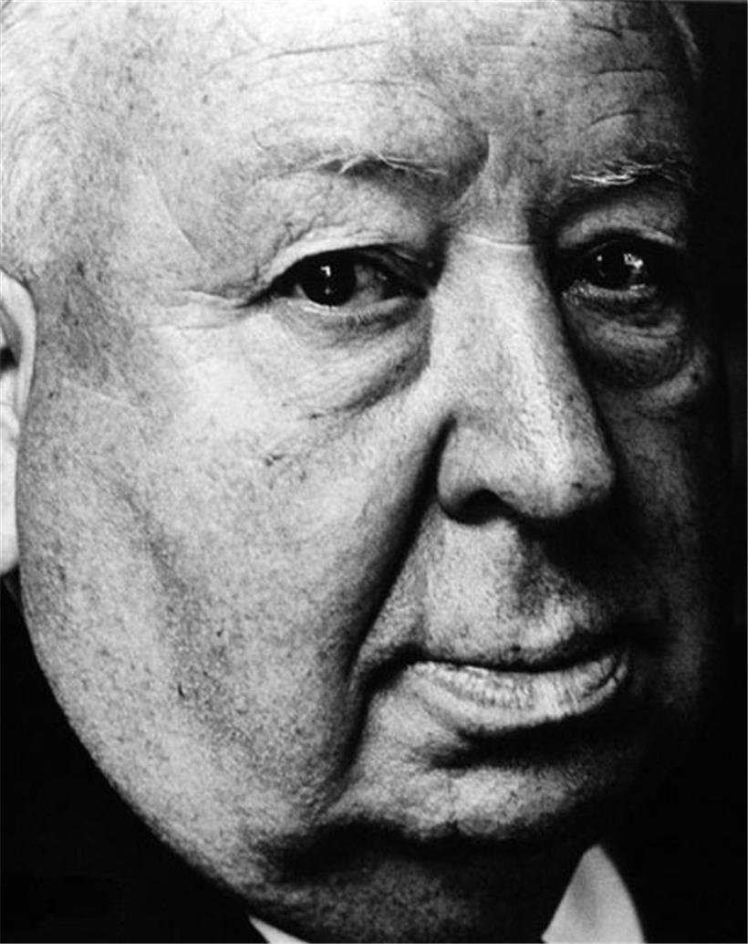 Porträt des Meisters des Suspense Alfred Hitchcock in schwarz-weiß, ikonisch für Thriller und Spannungsliteratur
