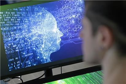 Mensch steht selbstbewusst in futuristischer, automatisierter Stadt, Symbol für menschliche Unersetzlichkeit und Technikintegration