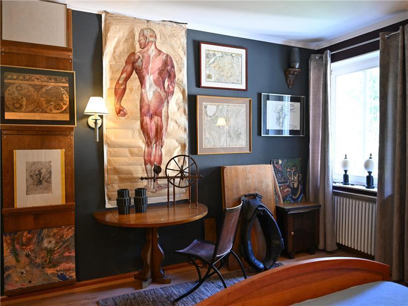 Mensch steht am Strand und blickt auf das weite, ruhige Weltenmeer unter blauem Himmel