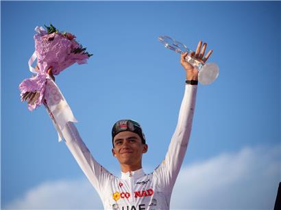 Isaac del Toro feiert als mexikanischer Radfahrer seinen Sieg bei Tirreno-Adriatico Rennen