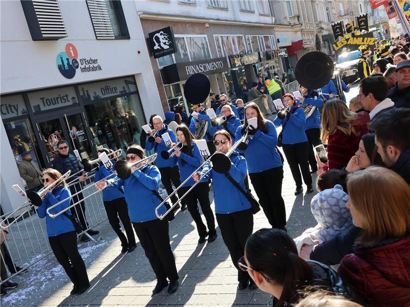 Alzettestraße als neuer Mittelpunkt der jährlichen Kavalkade mit festlichen Umzügen und fröhlichen Teilnehmern