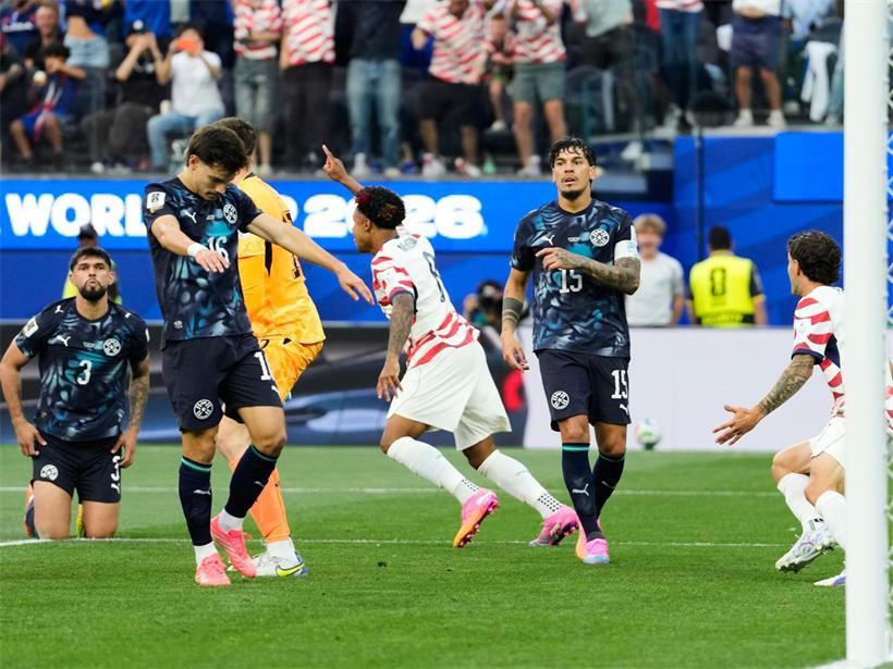 Der Paraguayer Damian Bobadilla (16) reagiert nach seinem Eigentor