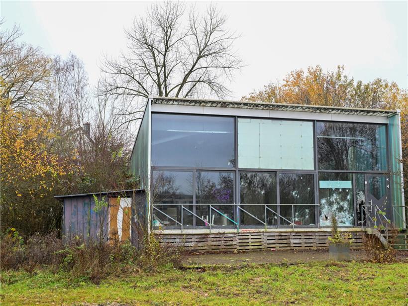 Verlassener Pavillon 3 in schlechtem Zustand, geplante Umwandlung des Containers in moderne Ferienunterkunft