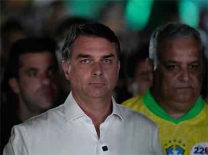 Der Präsidentschaftskandidat der Opposition, Senator Flavio Bolsonaro, trifft nach der Stichwahl um das Präsidentenamt zu seiner Wahlnachtveranstaltung ein