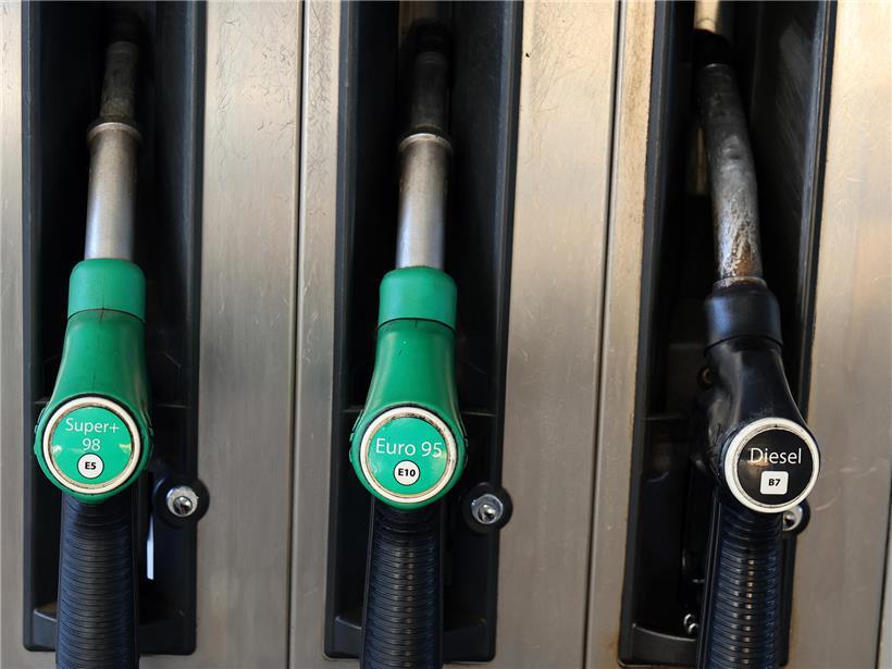 Preis für einen Liter Diesel fällt leicht, bleibt aber über zwei Euro – aktuelle Dieselpreis-Entwicklung und Kraftstoffkosten