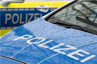 Polizei-Schriftzug auf Auto-Kühlerhaube bei Verkehrskontrolle nahe Mosel, Einsatz wegen Bergung eines Mannes