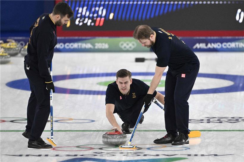 Oskar Eriksson beim Curling-Match, schwedischer Curler in Aktion sorgt für Aufregung