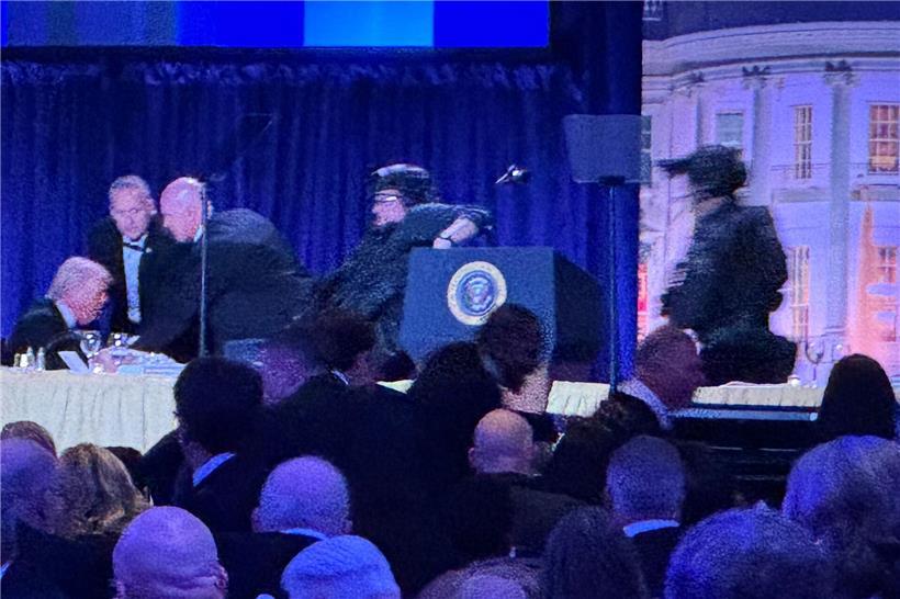 Der Secret Service bringtTrump und Vizepräsident JD Vance hinter die Bühne