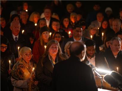 Raj Chouhan spricht vor dem Parlament in Victoria bei Kerzenlicht zum Gedenken an die Opfer des Tumbler Ridge Schulangriffs