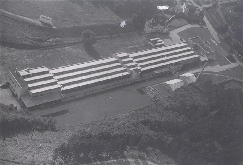 Historisches Schwarz-Weiß-Foto des Standorts im Jahr 1951 mit Gebäuden und Landschaft aus der Nachkriegszeit