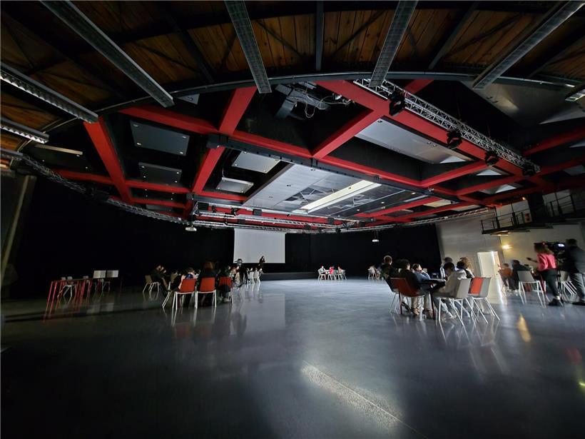 Stromabschaltung bei Spielbeginn – Dunkle Umgebung mit startendem Spiel im Hintergrund