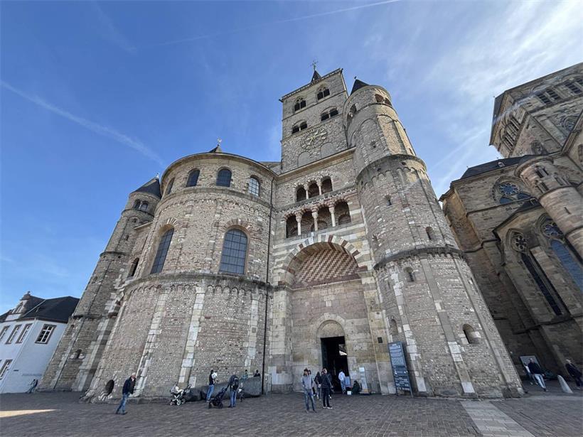 Der Trierer Dom ist die älteste Bischofskirche Deutschlands. Aber ist sie auch die erste mit einer Heuschreckenplage?