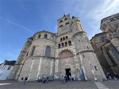 Der Trierer Dom ist die älteste Bischofskirche Deutschlands. Aber ist sie auch die erste mit einer Heuschreckenplage?