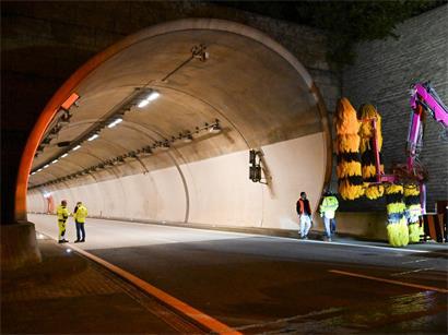 Tunnel Grouft nach monatelangen Einschränkungen wieder frei befahrbar, offener Straßenverkehr im Tunnel